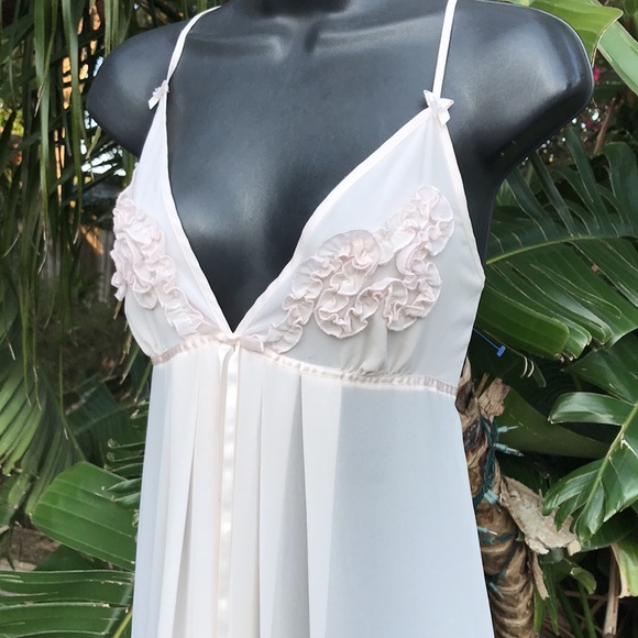 Sheer nightgown with ruffled bust - Picture 3 of 7